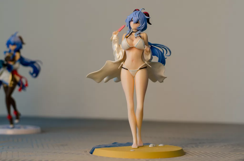 Gefälschte Anime Figur: Ganzkörperaufnahme der Ganyu Figur